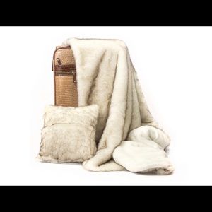 PoshPelts Faux fur throw blanket NWT arctic fox